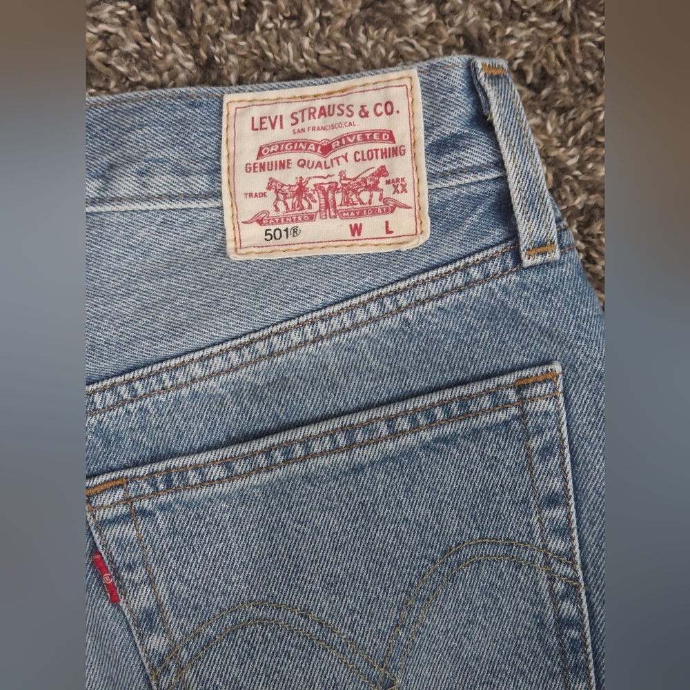 Levi Shorts Size 27 - Picture 4 of 6